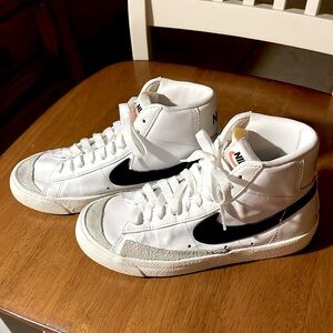 White high top NIKE sneaker shoes size 5.5 Black lettering and logo